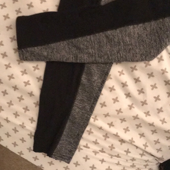 Full length gray and black leggings - Picture 3 of 5